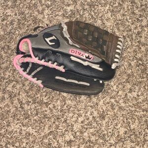 Louisville Slugger 11” Diva series fastpitch softball glove